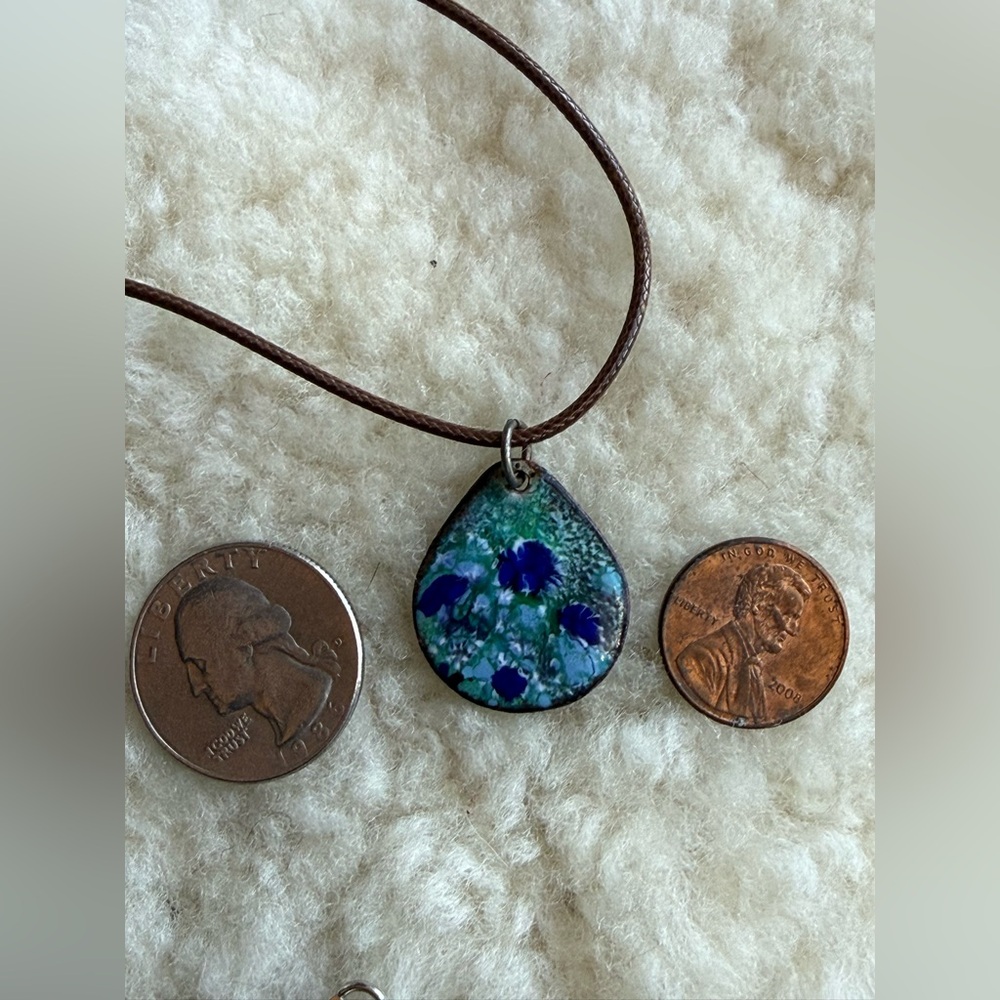 Vintage enameled copper small necklace that is reversible. Lovely - Picture 2 of 9